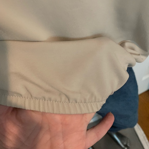 Short sleeve top with elastic around waist. Size s. Taupe - Picture 4 of 4